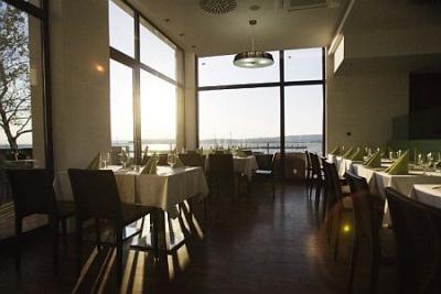 Restaurant mit Ausblick auf den Velence-See - Vital Hotel Nautis - Vital Hotel Nautis Gardony - Wellnesshotel am Velence-See, Hotel Nautis