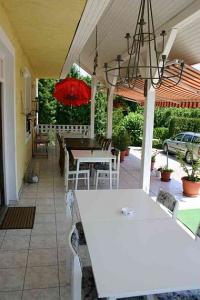 Lorelei Pension - Terrasse der Pension in Gyenesdias - Plattensee - Pension Lorelei - Gyenesdias - Billige Pension am Plattensee