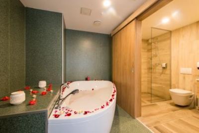 Hotelzimmer mit Jacuzzi am Plattensee Balatonfured - ✔️ Akadémia Wellness Hotel Balatonfüred ✔️ Hotel am Balaton