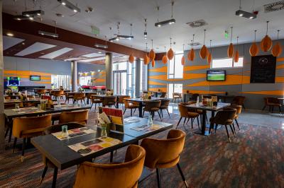 Hotel Azur Premium Restaurant mit Panoramablick auf den Plattensee - ✔️ Azúr Prémium Hotel Siófok ✔️ 5* Wellnesshotel Siófok