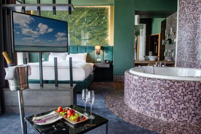 Hotelzimmer mit Whirlpool für ein romantisches Wochenende im Siofok - ✔️ Azúr Prémium Hotel Siófok ✔️ 5* Wellnesshotel Siófok