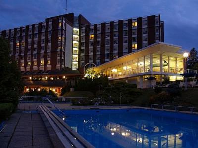 Nachtaufnahme vom Hotel Danubius Health Spa Resort Aqua in Heviz - ✔️ ENSANA Thermenhotel Aqua Héviz**** ✔️ Kurhotel Aqua Héviz