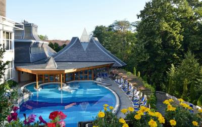 Schwimmbad mit Thermalwasser im Danubius Spa Hotel Heviz - ✔️ ENSANA Thermal Hotel**** Hévíz ✔️ Thermenhotel Hévíz