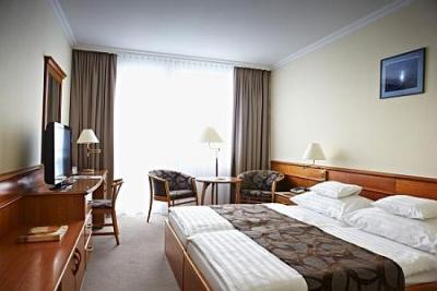 NaturMed Hotel Carbona - 4-Sterne Hotel in Heviz zu günstigen Preise für ein Wellnesswochenende - ✔️ NaturMed Hotel Carbona**** Hévíz ✔️ Thermalhotel in Hévíz