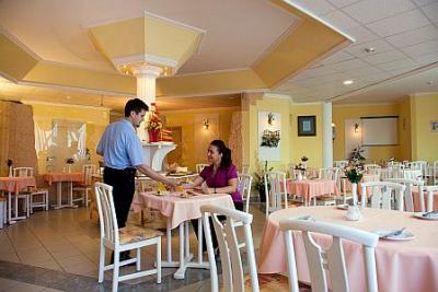Restaurant von Hotel Kristaly in Keszthely am Plattensee mit ungarischen Spezialitäten - ✔️ Kristály Hotel Keszthely**** ✔️ Wellnesshotel Kristaly
