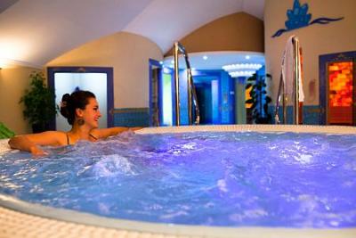 Jacuzzi von Hotel Kristaly am Plattensee in Keszthely mit Wellness-Behandlungen - ✔️ Hotel Kristaly Keszthely**** - Wellnesshotel Kristaly am Plattensee mit günstigen Preisen