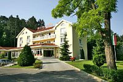 Veszprem Hotel Villa Medici - 4-Sterne-Hotel beim Zoo, in malerischer Umgebung - ✔️ Hotel Villa Medici Veszprem -  4-Sterne Hotel in Veszprem