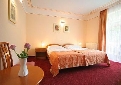 Bequemes und geräumiges Zweibettzimmer im Wellnesshotel Villa Medici in Veszprem - ✔️ Hotel Villa Medici Veszprem -  4-Sterne Hotel in Veszprem