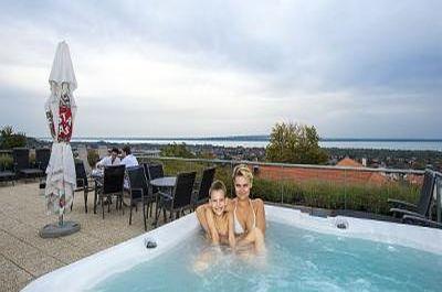 Zenit Hotel Balaton mit Wellnessleistungen und Jacuzzi auf den Terrasse - ✔️ Hotel Zenit**** Balaton Vonyarcvashegy - Wellnesshotel Sonderpreis mit Panoramablick auf  Plattensee